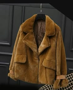 Short Fur Coat, Mink Jacket, Embellished Jacket, Shearling Coat, Fur Fashion, Colourful Outfits, Fur Jacket, Fashion Details, Leather Coat