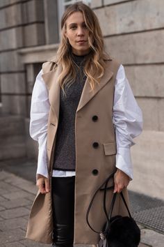 Trench Vest Outfit, Leather Pants Boots, Trench Vest, Pants Boots, Gigi Hadid Outfits, Vest Outfit, Christmas Look, Chic Christmas, Casual Vest