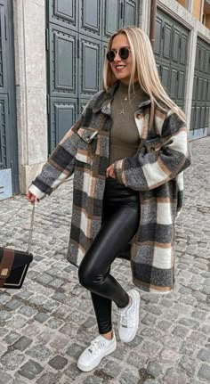 Winter Dinner Looks Outfit Night Out, Winter Fashion Chicago, Cute Outfits With Shackets, Louisiana Winter Outfits, Fall Outfits October, Outfit Invierno 2022 Mujer Casual, Wi Ter Outfits Women, Arcade Outfit Ideas Winter, Cute Boat Outfits