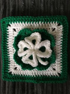 a crocheted square with a flower on it