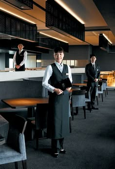 the waitress is standing in front of the counter