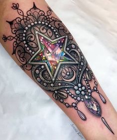 Tatuagem feminina e inspirações Diamond Gem Tattoo, Jeweled Tattoos For Women, Mandala Jewel Tattoo, Gem Tattoos For Women, Biomech Tattoo, Lace Tattoos, Best 3d Tattoos, Gem Tattoo, Jewel Tattoo