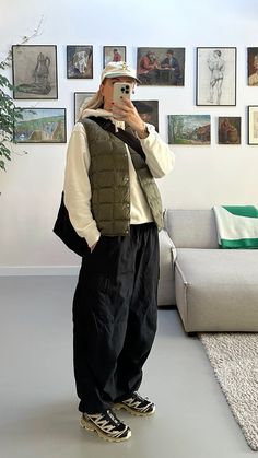 #unisex #womenswear#womensstyle #streetstyle #streetwear #streetfashion #menswear #baggy Streetwear Shoes Aesthetic, Fall Baggy Pants Outfit, Basic Vintage Outfits, Streetwear Fall 2024, Uk Streetwear Fashion, Fleece Jacket Street Style, Merrell Shoes Outfit, Autumn Outfits Streetwear, Merrell Outfit