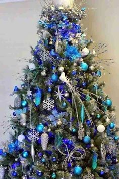 29 Blue Christmas Tree Ideas: Bringing Winter Magic Into Your Home - ReenaSidhu Christmas Tree Inspiration Red And Gold, Christmas Tree Inspiration Rustic, Farmhouse Christmas Tree, Traditional Christmas Tree, Christmas Tree Inspiration, Tree Themes