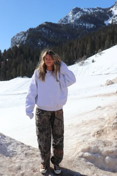 Cute Beachy Winter Outfits, Oregon Style Fashion, Winter Crunchy Outfits, Colorado Vibes Outfits, Fall Camp Outfits, Layering Tshirt Outfits, Winter Outfit College, West Coast Winter Outfits, Skater Core Outfits