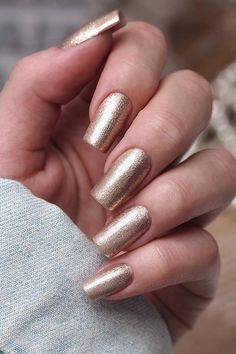 Gold is such a rich and elegant color to incorporate into your nail designs. This post has some stunning gold nail designs for you to try out! Spring Nails With Glitter, Nude Spring Nails, Purple Spring Nails, Spring Manicure, Simple Spring Nails