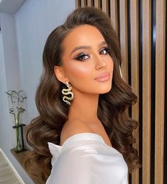 Prom Hirestyle, Long Elegant Hairstyles, Wave Hairstyles Medium, Hair Elegant Classy, Formal Hair Ideas Down, Formal Hair Down Medium, Simple Bridesmaid Hair Down, Hollywood Waves Half Up Half Down, Formal Down Hairstyles