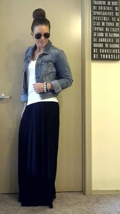 denim + white tee + maxi Maxi Rok, Black Maxi, Pandora Jewelry, Spring Summer Outfits, How To Style