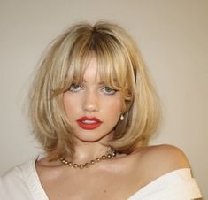 90s Hairstyles Fringe, Retro Blonde Hair, Side Part With Fringe Bangs, 70s Curtain Bangs Short Hair, 70s Style Hair Short, 60s Bob With Bangs, Funky Blonde Hair Color Ideas, Short Wedding Hair With Bangs, Funky Bangs