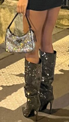 Stile Kendall Jenner, Stile Blair Waldorf, Dark Feminine Aesthetic, Feminine Aesthetic, Glitz And Glam, Star Girl, Pretty Shoes, Dream Shoes