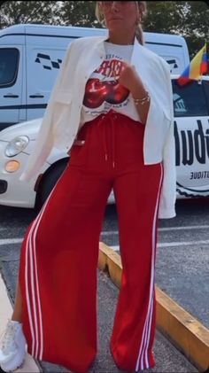 Red Addidas Outfits Women, Sweatpants Styles, Red Pants Outfit, Adidas Outfits, Pants Ideas, Coffee Outfit, Sweatpants Style, Dinner Outfit