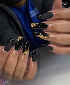 Black With Gold Flakes Nails, Black And Gold Nails Prom, Black Nails With Gold Flakes, Gold Nails Prom, French Noir, Copper Nails Designs, Nail Art Noir, Beach Nails Art, Ball Nails