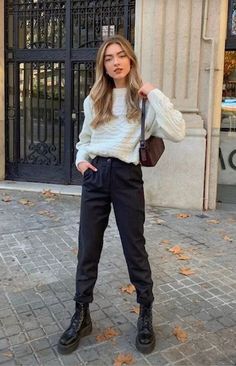 Combat Boots Winter Outfit, Cute Combat Boots Outfits, Combat Boots Outfit Winter, Boots Outfit Casual, How To Style Combat Boots, Women Boots Outfit, Boots Outfit Ideas, Style Combat Boots, Combat Boot Outfits