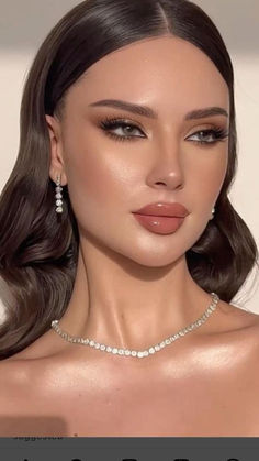 Prom Makeup Looks For Champagne Dress, Makeup Ideas Soft Glam, Natural Makeup For Graduation, Arabic Wedding Makeup, Xv Makeup Ideas, Wedding Makeup For Asian Brides, Natural Quince Makeup Looks, Xv Makeup, Makeup Novia