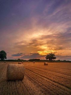 Bales Of Hay, Sunset Landscape Photography, Country Sunset, Country Backgrounds, Country Photography, Corn Field, Field Landscape, Western Photography, Straw Bales