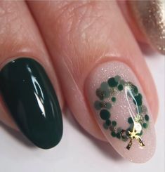 Easy Christmas French Tip Nails, Christmas Nails Holly Leaf, Evergreen Christmas Nails, Forest Green Nails Christmas, Green Holiday Nails Short, Elf Inspired Nails, Xmas Nails 2024 Trends, Christmas Bauble Nail Art, Holiday Light Nails