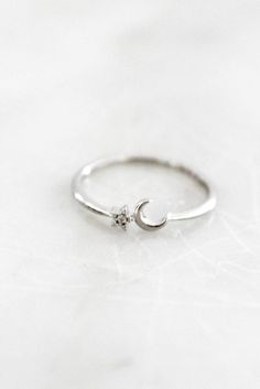 Que lindo!❤lua e estrela Oval Cut Diamond Engagement Ring, Moon And Star Ring, Minimalist Engagement Ring, Halo Diamond Ring, Girly Girl, Bridal Rings, Cute Jewelry, Unique Rings