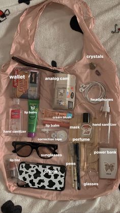 Summer Bag Essentials, My Tote Bag, Everyday Bag Essentials, School Bag Essentials, Backpack Essentials, Travel Bag Essentials, Inside My Bag, Emergency Bag, Aesthetic Bags