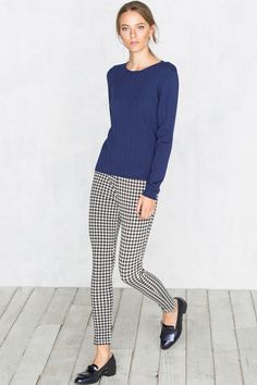 Houndstooth Pants Outfit, Houndstooth Outfit, Outdoor Outfits, Sporty Chic Style, Royal Blue Sweater, Beauty Boost, Fitted Pants, Houndstooth Pants, Gingham Pants