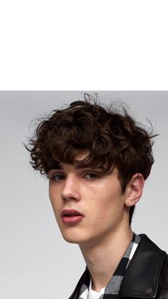 Back hair Male Hairstyles Wavy Hair, Short Haircuts Curly Hair Men, Natural Brown Hair Men, Perm Wavy Hair Men, Perm Male Hair, Haircut Reference Men, Wavy Male Hairstyles, Messy Male Hairstyles, Ringlet Perm Men