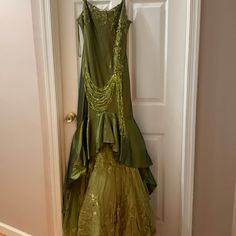 Green Dress Warn One Time Only Has A Sequin In The Top Stretch Material Long Dress Bday Party Dress, Yule Ball Dress, Long Dress Formal, Extra Dresses, Green Long Dress, Vintage Green Dress, Elven Dress, Long Green Dress, Small Jacket