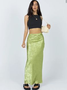 Midi Skirt Green, Vetements Shoes, Long Skirt Outfits, Earthy Outfits, Maxi Skirt Outfits, Looks Street Style, Green Skirt, Inspiration Mode, Looks Style