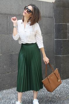 Green Pleated Skirt Outfit, Pleated Skirt Outfits, Chic Work Outfit, Green Pleated Skirt, Capsule Wardrobe Women, Western Dresses For Women, Fashion Dresses Formal, Elegant Ball Gowns, Mum Fashion