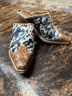 Oh my Jennings - these beauties will go so fast -  Perfect with jeans skinny or flared Modesty Journey, Rodeo Fits, Country Apparel, Outfit Vaquero, Western Mules, Basic Necessities, Leather Goodies, Rhinestone Cowboy, Country Shoes