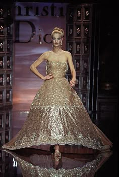 Karen Mulder Vintage Dior Runway, Christian Dior Gowns, Golden Dresses, Christian Dior Runway, Dr Dresses, Dior Runway, Runway Vintage, Glam Dress