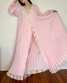 Vintage 60's LUCIE ANN Pink Pleated Robe with Lace Trim  Size: Tag says Petite: fits like a S-L Condition: Good Vintage Condition, Few light stains, one on lace cuff - see photos Babydoll Dress Nightwear 60s, Vintage Nightwear, Vintage Lace Dresses, Fancy Robes, Pink Wardrobe, Fashion Decades, Vintage Pajamas, Old Fashion Dresses, Lace Dress Vintage