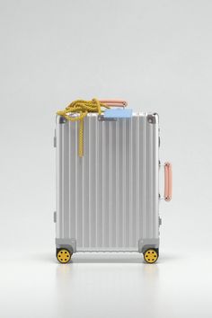 Lassen Sie sich inspirieren, um Ihren personalisierten RIMOWA UNIQUE-Koffer zu erstellen. Rimowa Luggage, Logistics Design, Rooftop Restaurant Design, Eyewear Inspiration, 광고 디자인, Custom Luggage, Bedroom Setup, Leather Luggage Tags, Graphics Inspiration