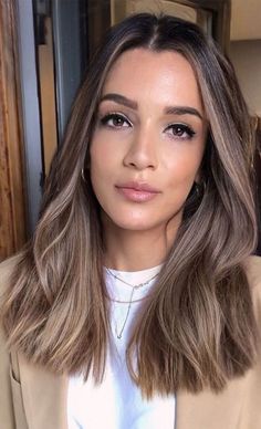 Brown Hair Colour Ideas, Trendy Brown Hair, Brown Hair Colour, Hair Colour Ideas, Brown Hair Inspo, Brunette Hair With Highlights, Brown Hair With Blonde Highlights, Brunette Balayage Hair, Brown Hair Balayage