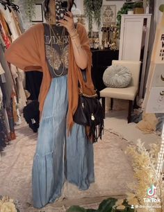 Boho Jeans Outfit Winter, Boho Looks Winter, Smart Casual Boho Outfit Ideas, Hearth Witch Aesthetic Fashion, Vintage Bohemian Outfits, Curvy Thrifted Outfits, Rustic Boho Outfits For Women, Folk Clothing Aesthetic, Boho Western Fall Outfits