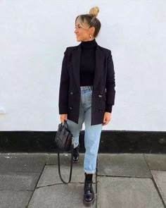 Cute Casual All Black Outfit, Freya Killin, Combat Boot Outfit, Dog Drawings, Chic Clothing Style, Doc Martens Outfit, Blazer Zara, Zara Boots, Outfit Jeans