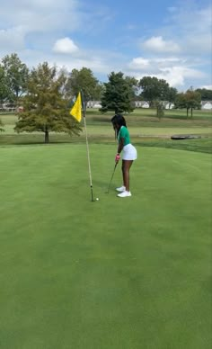 Sport Mom Aesthetic, Top Golf Date Black Couple, Golf Woman Aesthetic, Black Golfer Girl Aesthetic, Golfing Aesthetic Girl, Rich Activities, Feminine Hobbies