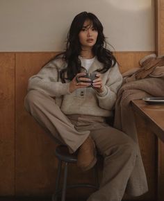 Cafe Shop Outfit, Coffee Shop Barista Outfit, Vintage Librarian Aesthetic, Coffee Shop Outfit Winter, Frazzled English Woman Aesthetic Outfits, Cute Movie Theater Outfits, Coffeeshop Outfit, Photoshoot Ideas Cafe, Coffee Date Outfit Fall