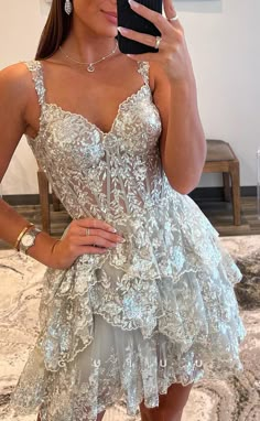 The GH829 is a chic and modern Ball Gown dress perfect for a Homecoming party. It has spaghetti straps and lace appliques for added elegance and detail. Perfect for making a statement. Prom Dress Short Lace, Short Graduation Dresses, Looks Party, Cocktail Gowns, Lace Homecoming Dresses, Tulle Prom Dress