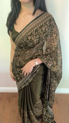 Vintage Saree Aesthetic, Indian Clothing Aesthetic, Desi Jewelry Aesthetic Simple, Indian Sari Aesthetic, Desi Western Outfit, Pakistani Actress In Saree, Pregnant Saree, Indo Western Aesthetic, Bling Saree