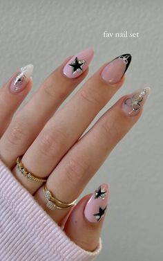 Peso Pluma Nails Ideas, Crazy Nail Designs Creative, Kpop Nails Ideas, Pink Black Nails, Classy Almond Nails, Gucci Nails, Pretty Nail Colors, Classy Acrylic Nails