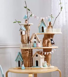 there are many bird houses on the table