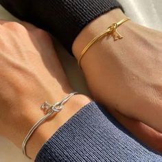 ✨ Crafted from 14k gold-filled material, this beautiful Love Knot Custom Bracelet Set features a dainty love knot on a delicate snake chain. Designed for both friendship and couples, it's the perfect way to express your love and appreciation to someone special. Whether it's a thoughtful Couples Gift or a sweet gesture for your daughter 💖, this Matching Loyalty Bracelet speaks volumes of affection. With its minimalist design, this Love Bracelet is a versatile accessory that complements any outfit, making it perfect for both casual and special occasions. 💫 Perfect for: Couples 💑 Daughters 💝 Friends ️ ✨ Product Features: → Material: Silver, Gold → Available Color: Silver 🎁 Packaging: → All products come beautifully packaged in handmade gift boxes, ideal for gifting. ✈️ Shipping: → Free s Matching Bracelets For Best Friends, Knot Bracelet Gold, Matching Couple Jewelry, Jewelry For Friends, Matching Bracelets For Couples, Love Knot Bracelet, Gold Knot Bracelet, Couples Custom, Gift For Valentines Day