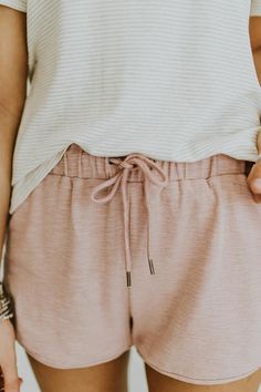 Shorts Ideas, Summer Beach Shorts, Easy Style, Style Summer, Beach Shorts, Mode Vintage, Pink Shorts, Outfit Casual