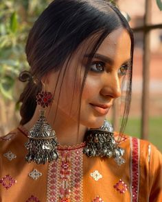 Girls Party Hairstyles, Indian Makeup Looks, Party Eye Makeup, Hairstyles Design, Party Eyes, Bridal Makeup Images, Desi Wedding Dresses, Celebrity Makeup Looks, Iqra Aziz