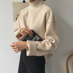 Minimalist Fall Outfit, Look Office, Mock Turtleneck Sweater, Chic Top, 가을 패션, Mode Inspiration, Minimal Fashion, Aesthetic Fashion