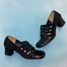 nice 60s mod geometric cut out pumps Fits like a WOMENS 7 insoles: 10" 3" bottom ball 4.5" bridge 4.5" total height 2" heels alone Good vintage condition. some light scuffs and wear soles are worn but sturdy Lace closure 60s Goth, Chunky Platform Heels, Soft Goth, Goth Look, 60s Mod, Platform Heels Chunky, Wednesday Addams, Chunky Platform, Lace Closure