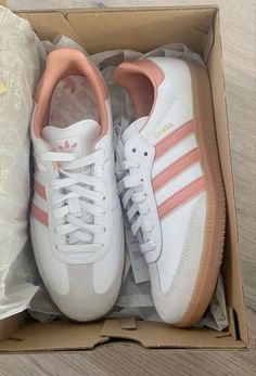 Pink And White Sambas, Adidas Samba Pink, Sambas Pink, Pink Sambas, Looks Adidas, Samba Adidas, Adidas Samba Outfit, Samba Shoes