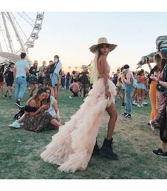 Frat Wedding, Tutu Fashion, Coachella Theme Party, Tomorrowland Outfit, Outfit Nero, Coachella Theme, Lollapalooza Outfit, Festival Fancy Dress, Gonna In Tulle