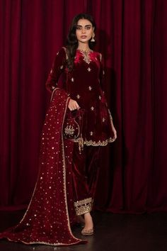 Velvet Anarkali, Velvet Suit Design, Velvet Dress Designs, Dress Salwar Kameez, Anarkali Kurti, Salwar Kamiz, Desi Outfits, Velvet Suit, Kurti Set