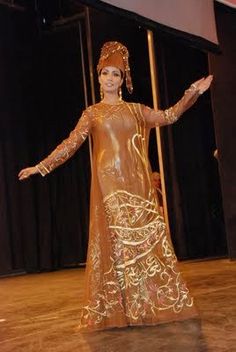 Fashions from Iraq Iraqi Clothing, Baghdad Iraq, Arabic Dress, Kaftan Abaya, Middle Eastern Culture, Middle Eastern Fashion, Baghdad, Mesopotamia, Iraq