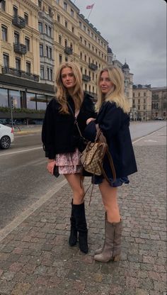 Europe Fall Outfits, Outfits For 2023, Stockholm Stil, Fall Friends, Winter Outfits Aesthetic, Autumn Fits, Mode Inspo